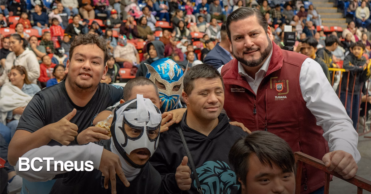 Articulo - Burgueño se une a la fiesta de los niños con lucha libre y regalos