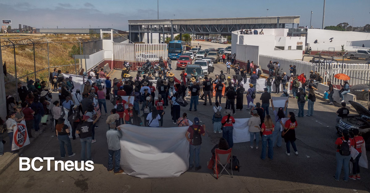 Articulo - Maestros bloquean salida de garita El Chaparral