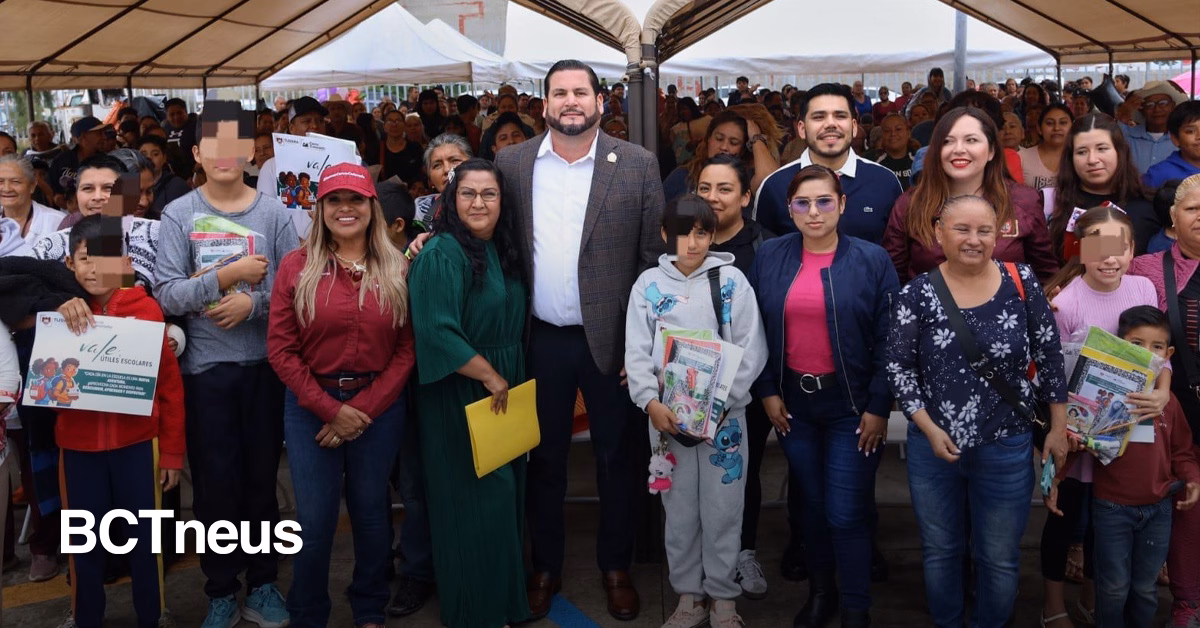 Articulo - Burgueño entrega paquetes escolares y vales de uniformes a 600 estudiantes