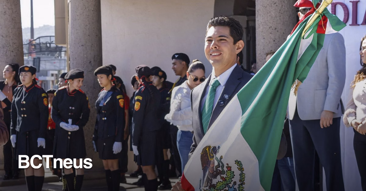 Articulo - Día de la Bandera en Tecate: Román Cota abandera 14 escuelas en ceremonia cívica