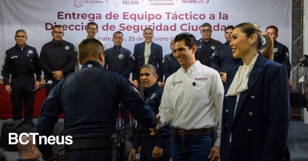 Articulo - Más protección en las calles de Tecate: Román Cota entrega equipo a policías municipales