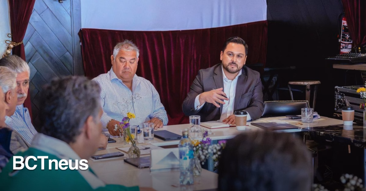 Articulo - Regidor miguel Loza escucha a comerciantes de la Av Revolución