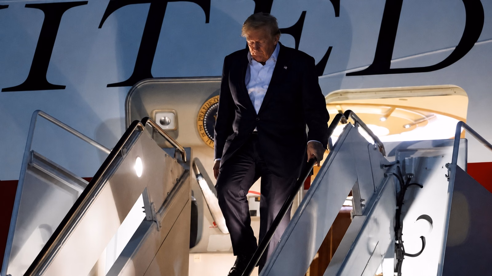 Articulo - Aeropuerto de Florida cambia su nombre por el de Donald Trump; Trump Force One inaugura el aterrizaje