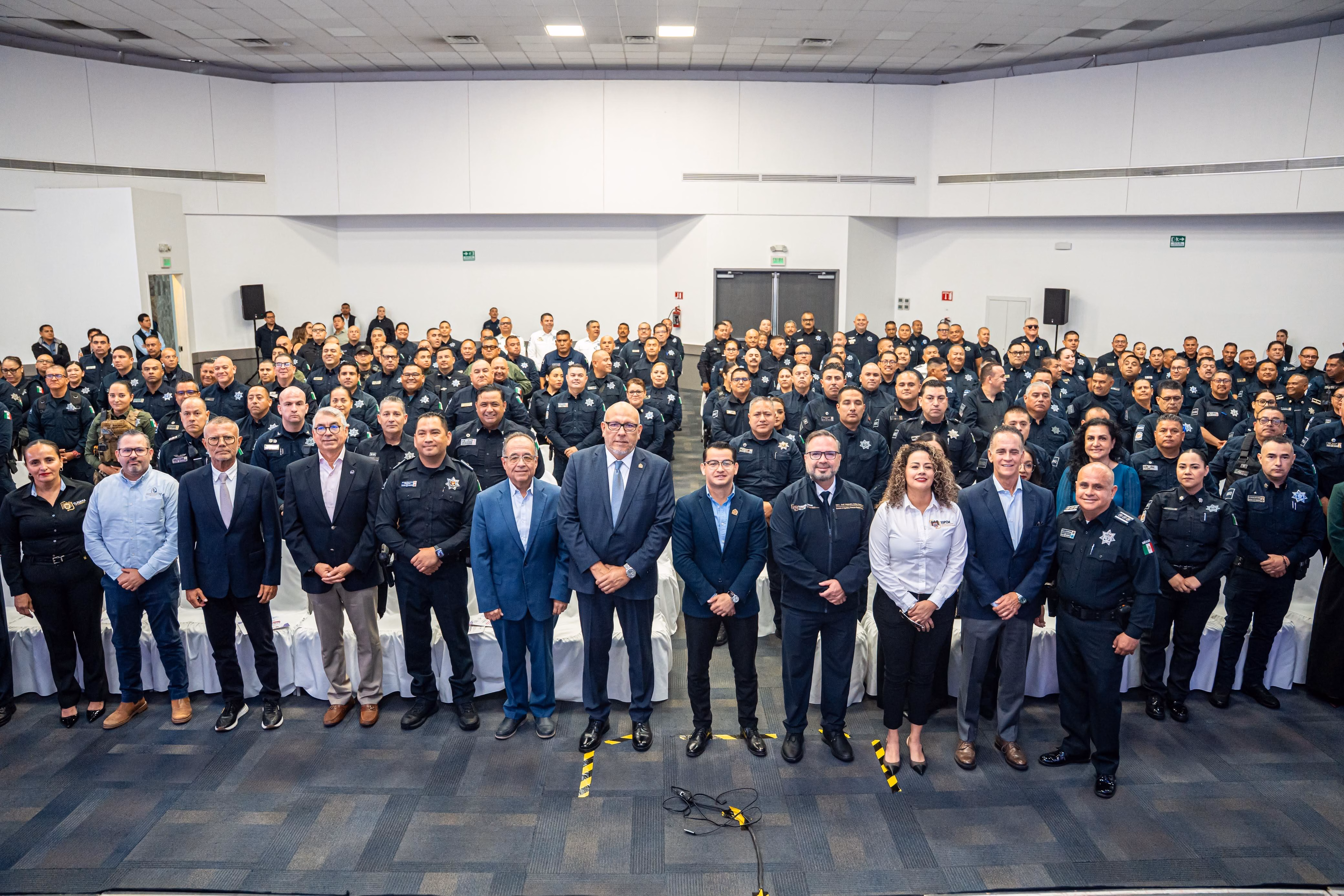 Articulo - Abdiel Gutiérrez reconoce a 239 policías de Tijuana por su valentía y años de servicio