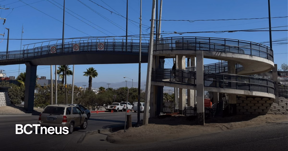 Articulo - Restauran puente peatonal de la comandancia Margarito Saldaña, pero usuarios ya lo tienen grafiteado