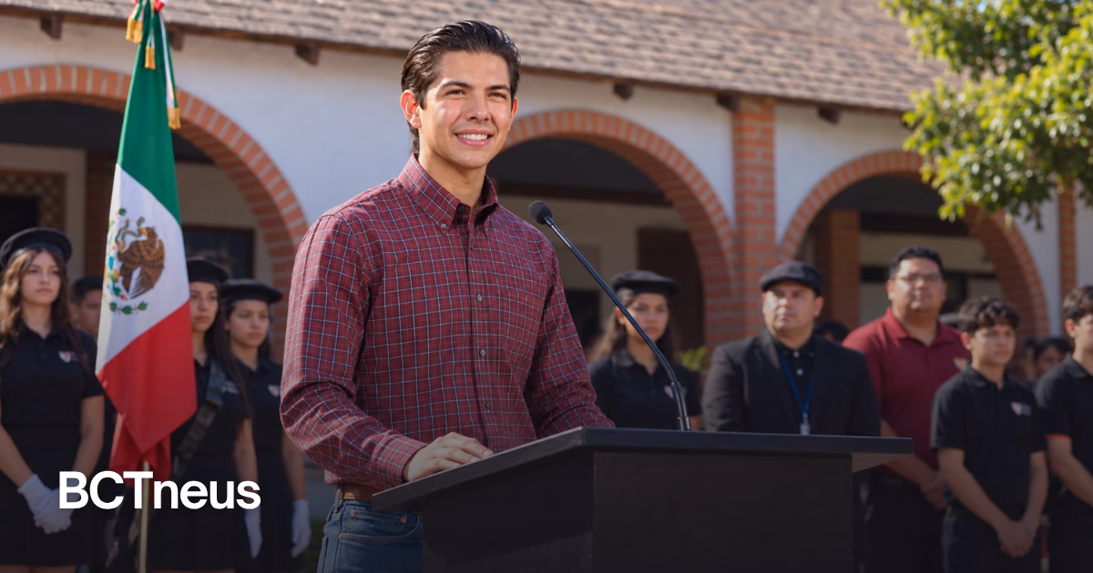 Articulo - Román Cota acerca programas municipales a jóvenes de preparatoria