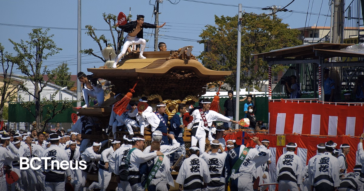 Articulo - Volcadura de carros festivos en Japón deja dos muertos y 16 heridos en el festival Danjiri de Osaka